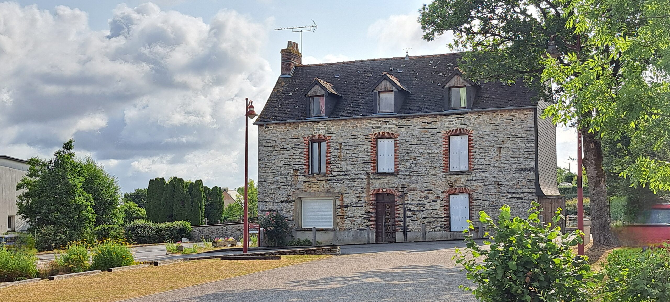 Bâtiment face à la mairie